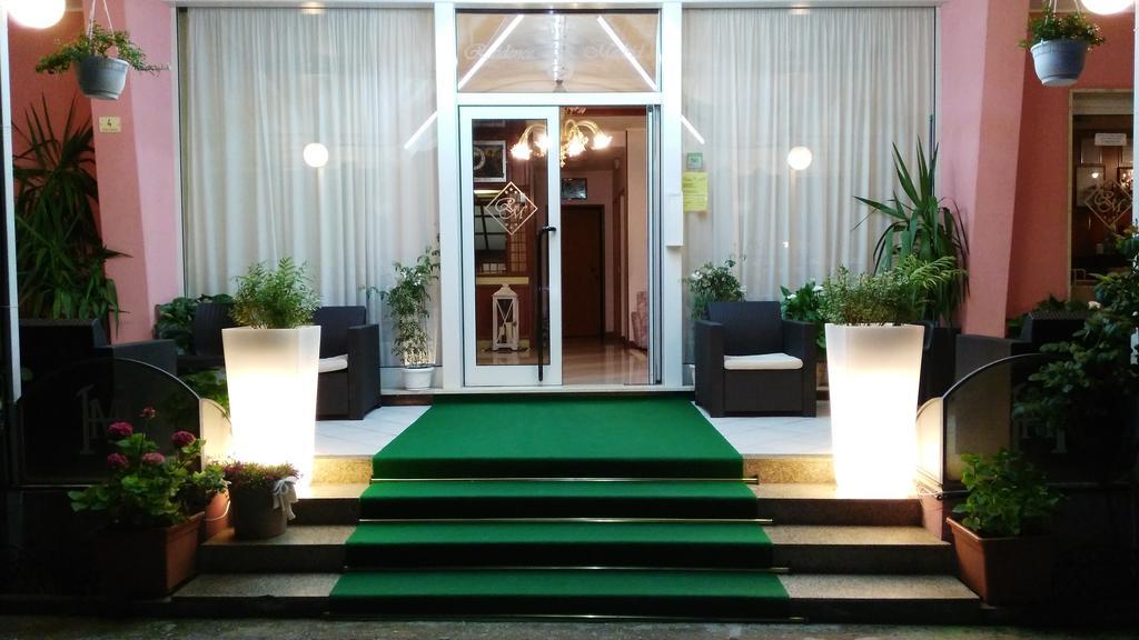 Residence Madrid Lido di Jesolo Buitenkant foto